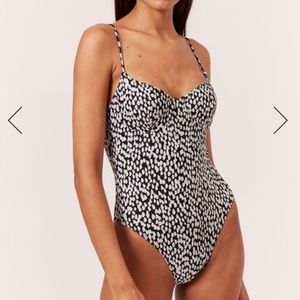 NWT Solid & Striped - The Taylor - M